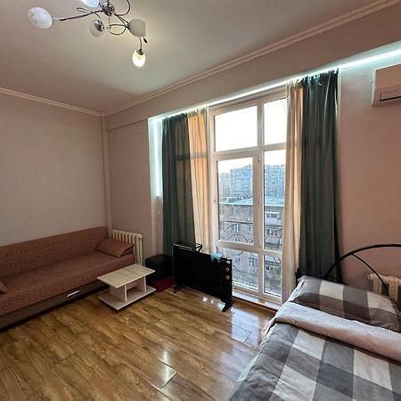 1-Room Apart. 21 On Usenbaeva 52 Near Eurasia Shopping Center Bisjkek Eksteriør bilde