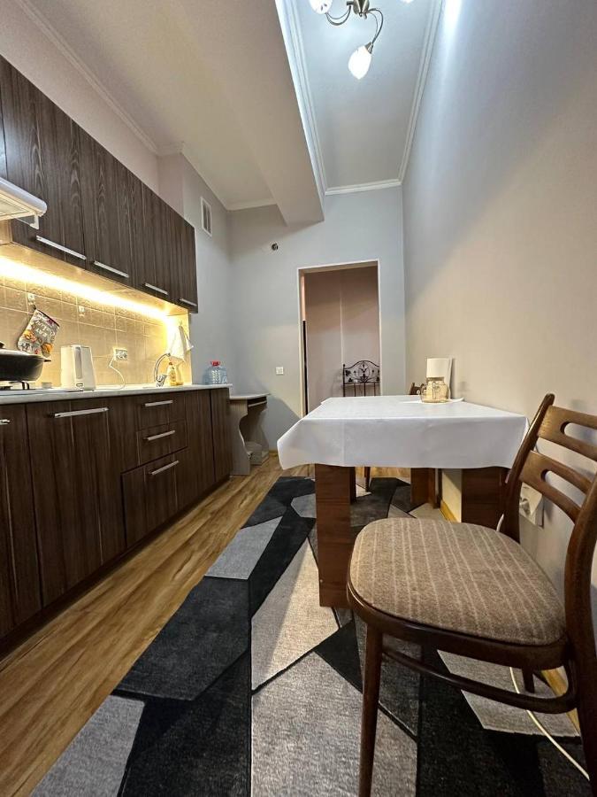 1-Room Apart. 21 On Usenbaeva 52 Near Eurasia Shopping Center Bisjkek Eksteriør bilde